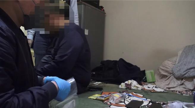 賴男涉嫌吸毒、販毒，台中市刑大破門時，他正在浴室洗澡，一絲不掛、全身濕漉漉。（警方提供／陳淑芬台中傳真）