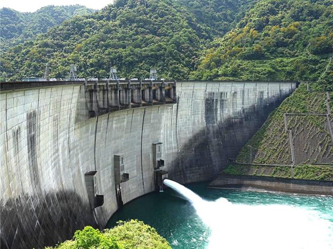 近日降雨不断，5月梅雨锋面更带来丰沛雨量，翡翠水库也因此水位回升，目前有效蓄水量已近2亿5000万吨，全台水库第一。(黄敬文摄)