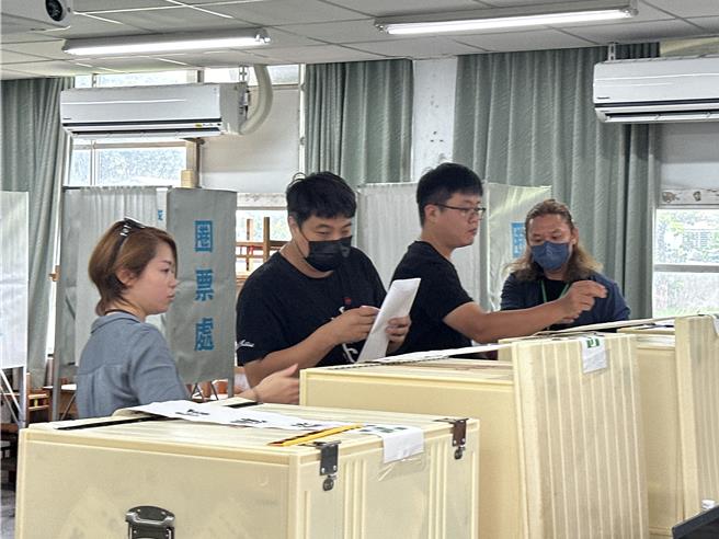民进党台东党部主委及全国党员代表改选26日在仁爱国小登场。（蔡旻妤摄）