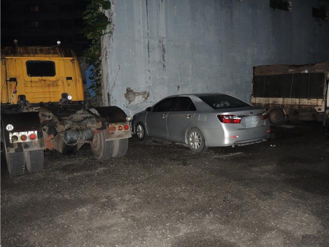 第一輛逃逸自小客棄置在大同路三段。（警方提供）