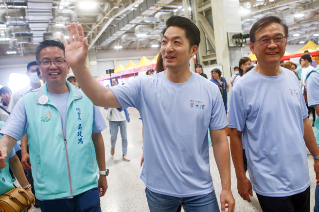 台北市长蒋万安26日出席2024爱天使园游会活动，与家长及小朋友互动并体验摊位活动。「2024爱天使-爱心园游会」期待透过活动体验的方式，提供身心障碍学生更多探索环境及扩展学习经验，让家长接触更多元化的特教学习方式，也增进社会大眾其对各障碍类别的认识及对身心障碍孩子们的瞭解、接纳与融合。（邓博仁摄）