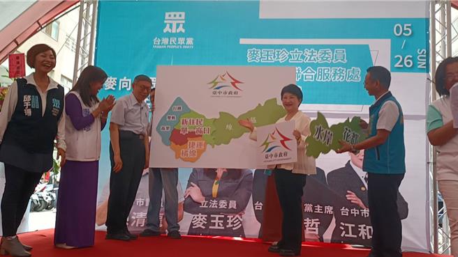 台中市长卢秀燕、民眾党主席柯文哲携手完成台中市建设蓝图拼图。（陈淑娥摄）