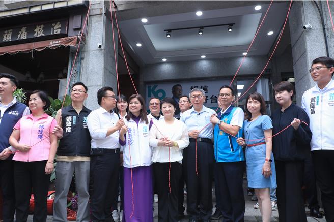 民眾党立委麦玉珍、市议员陈清龙、江和树联合服务处26日揭牌成立，台中市长卢秀燕亲自出席，与民眾党主席柯文哲同框。（陈淑娥摄）