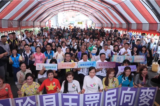 民眾党立委麦玉珍、市议员陈清龙、江和树联合服务处26日揭牌成立，台中市长卢秀燕亲自出席，与民眾党主席柯文哲同框。（陈淑娥摄）