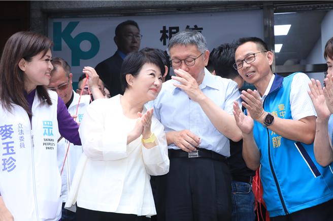 台中市长卢秀燕与民眾党主席柯文哲同框咬耳朵，外界解读为再续蓝白合。（陈淑娥摄）