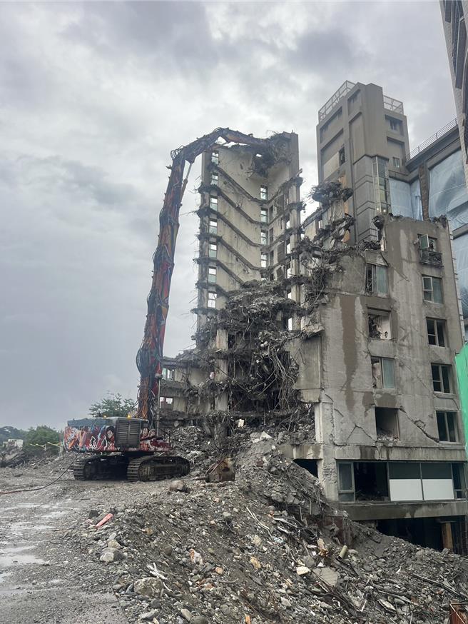 花莲蓝天丽池大饭店建物上月因强震受损严重，本月初开始拆除作业，原预计3周拆完，但因结构强度高，增添拆除难度，县府预计6月初可拆完并完成周边设施修缮作业，力拚端午连假前恢復道路通行。（花莲县政府提供／罗亦晽花莲传真）