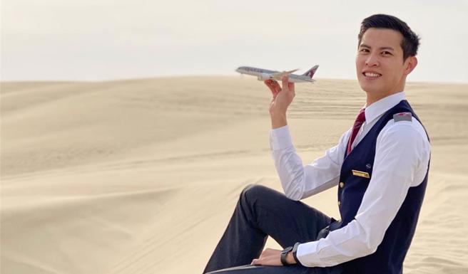 毕业于国立彰化师范大学英语系的张刚耀，2017年录取卡达航空，便开始眾人所向往的空服员生涯，服务来自世界各地的旅客。（移民署提供）