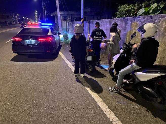 大园警方拦截举发逆向行驶、闯红灯等交通违规。(警方提供／吕筱蝉桃园传真)