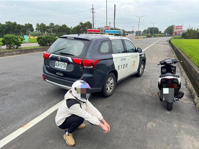 大园警方拦截举发逆向行驶、闯红灯等交通违规。(警方提供／吕筱蝉桃园传真)