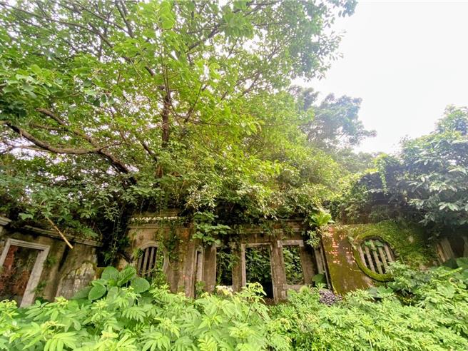 基隆市许梓桑古厝早在2004年便公告为基隆市歷史建筑，但因为地处迎风面，风化、倾頽的问题十分严重。（张志康摄）