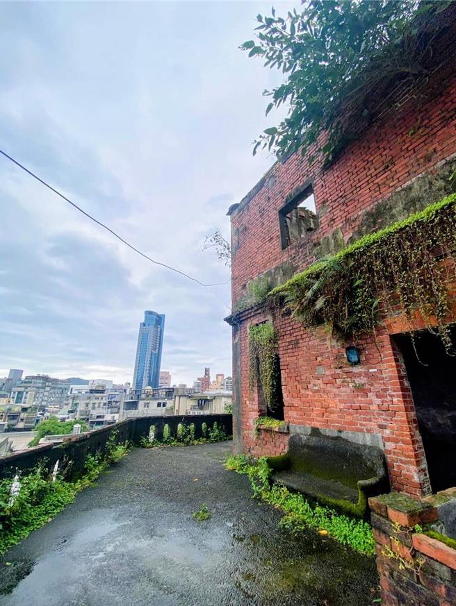 基隆市许梓桑古厝早在2004年便公告为基隆市歷史建筑，但因为地处迎风面，风化、倾頽的问题十分严重。（张志康摄）