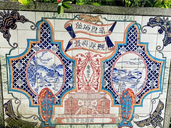 通往许梓桑古厝的路上，有多幅特别的磁砖画，上头画着基隆八景，而标注的文字竟是歌德体的中文字，在这次公告后，也纳入了歷史建筑范围。（张志康摄）