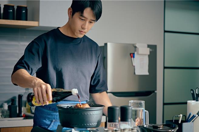胡宇威做菜畫面被讚療癒。（公視＋提供）