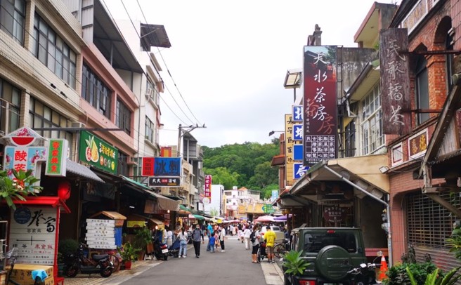 男子到新竹北埔，买到一个120元的黑糖糕，和同条街其他摊商卖3个100元，整整贵了3倍气炸。（图／翻摄自Google Map）