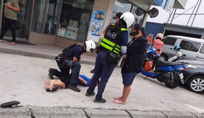 警方獲報到場將男子壓制。（民眾提供／李京昇苗栗傳真）