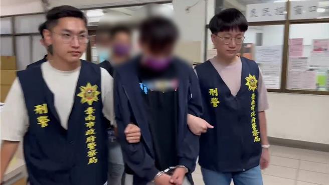 王（前）、沈（後）兩名車手24日遭警逮捕調查後，依涉嫌詐欺、洗錢防制法等罪嫌送辦。（讀者提供／程炳璋台南傳真）