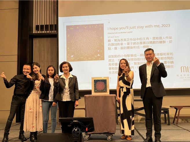 藍正雄先生（左一）又捐出義賣，最後由他的女兒（左二）以18萬元買下。（吳佩蓉攝）