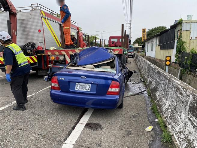 吕男轿车车头全毁。（民眾提供／李京升苗栗传真）