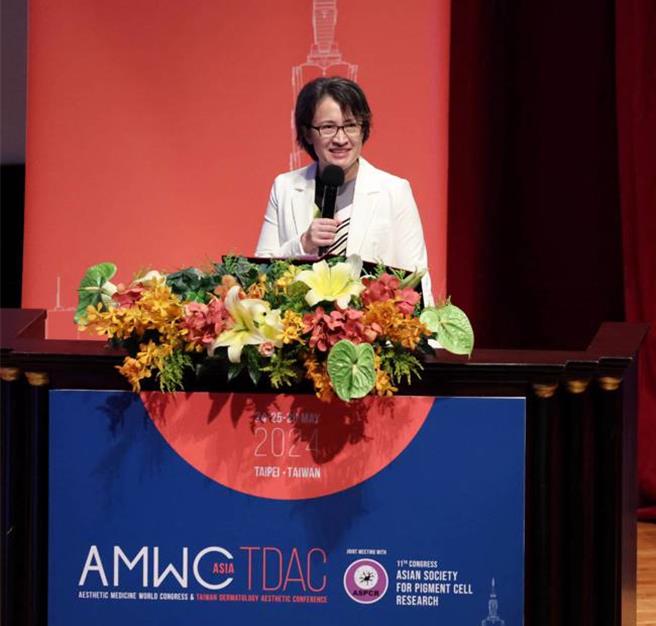 副总统萧美琴26日出席「2024 AMWC Asia-TDAC臺湾皮肤科医学会春季学术研讨会」开幕活动，并上台致词。（刘宗龙摄）