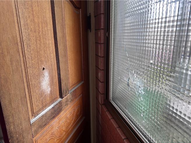 住户家中玻璃窗、木门被射穿。（新庄警分局提供／张铠乙新北传真）
