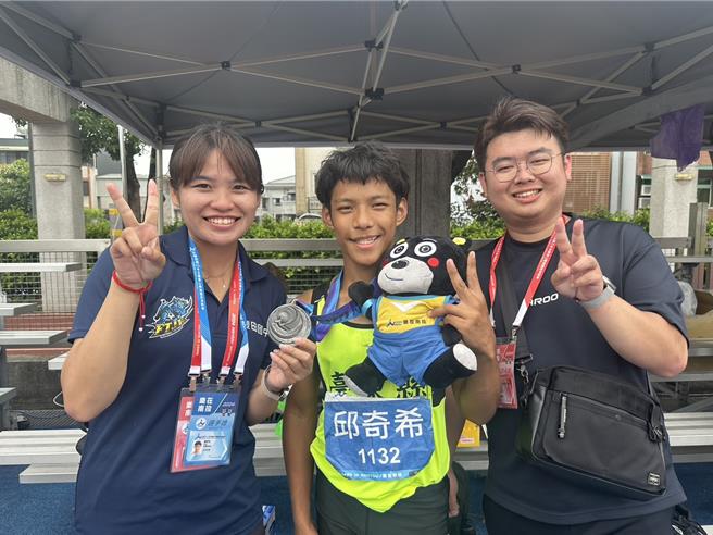 台东丰田国中邱奇希（中）。（丰田国中校长洪文政提供／蔡旻妤台东传真）