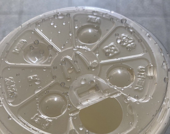 麦当劳冷饮杯盖上有４个圆型凸点。（图／读者提供）