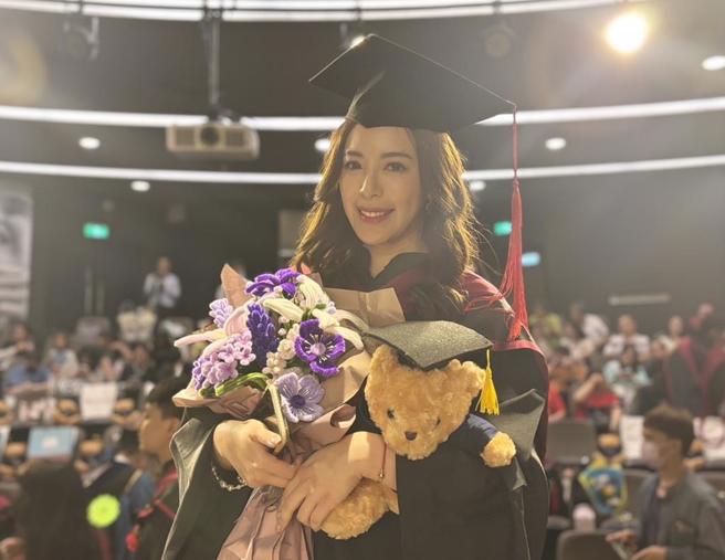 美女主播何织羽成为台大硕士生了。（本人提供）