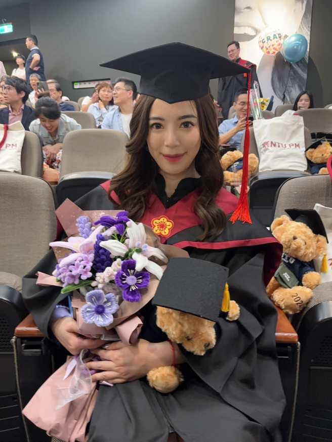 主播何织羽参加毕业典礼。（图/翻摄自何织羽脸书）