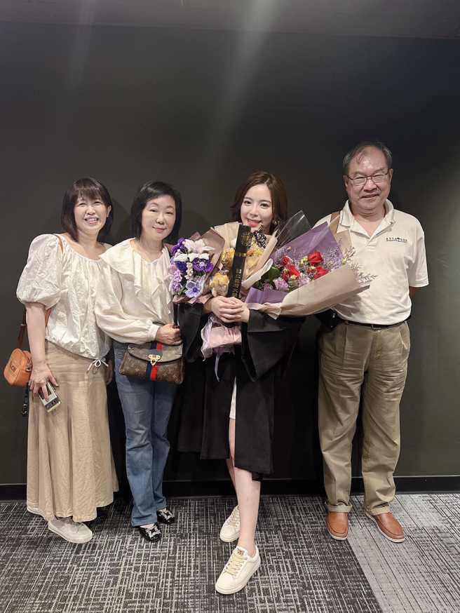 华航总经理高星潢（右）出席何织羽毕业典礼。 (图/翻摄自何织羽脸书)