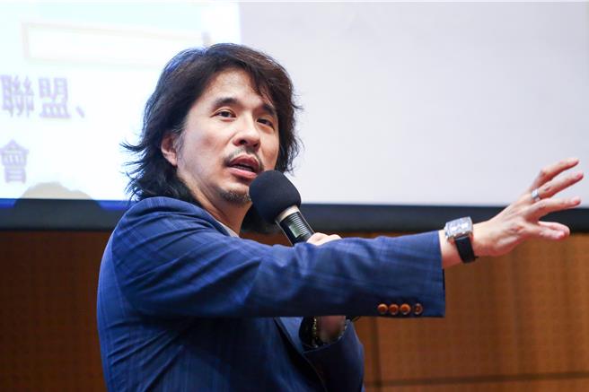 教育部次長葉丙成說，新科技要在教育上被廣為使用，不是短時間可達成。（鄧博仁攝）