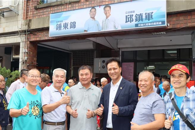 苗栗縣長鍾東錦、立委邱鎮軍共同揭牌聯合服務處。（苗栗縣政府提供／李京昇苗栗傳真）