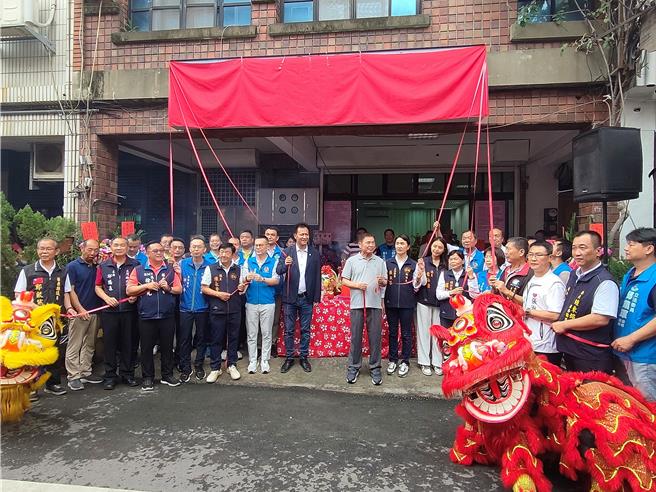 苗栗縣長鍾東錦等人合影留念。（苗栗縣政府提供／李京昇苗栗傳真）