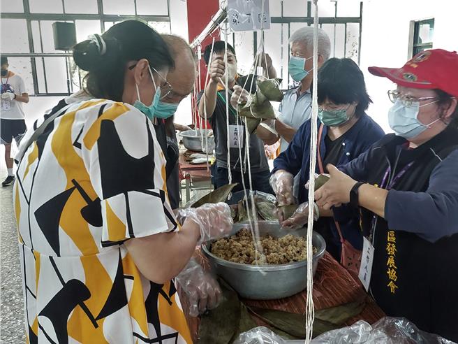 社區居民們一同包粽子。（苗栗縣政府提供／李京昇苗栗傳真）