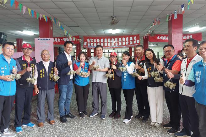 苗栗縣長鍾東錦等人合影留念。（苗栗縣政府提供／李京昇苗栗傳真）