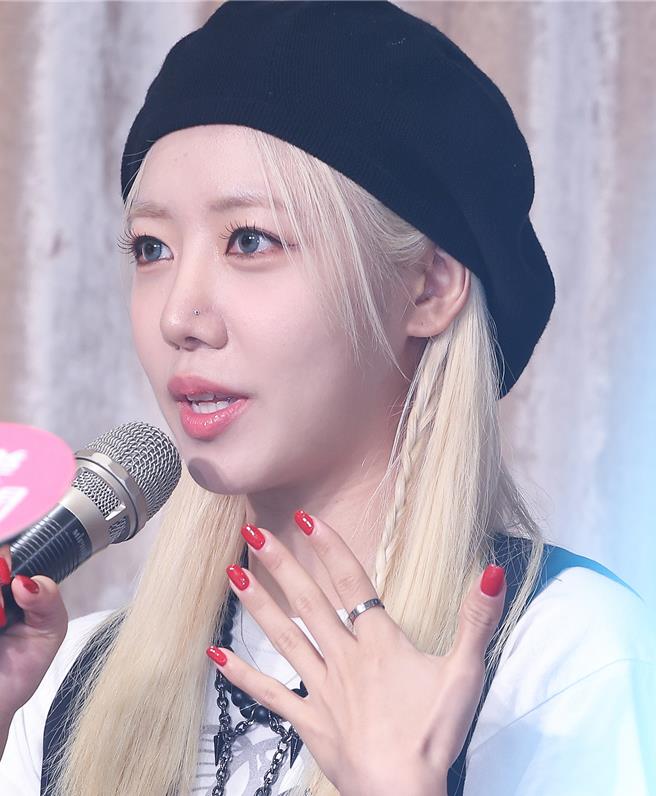 金南珠秀出Apink团员们的友情戒指。（陈俊吉摄）