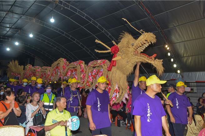 以稻草編織的龍相當特別。（苗栗縣政府提供／李京昇苗栗傳真）