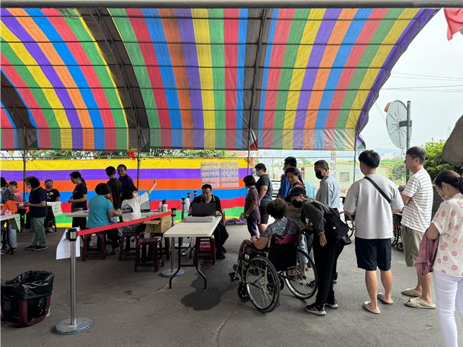 民進黨各縣市黨部主委與全國黨員代表改選26日登場，南投縣設在南投市聖和宮的投票所湧入不少黨員前往排隊投票。（潘虹恩攝）