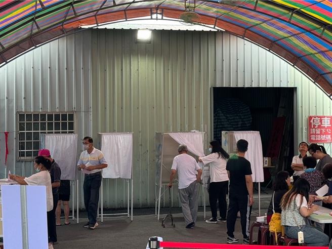 民進黨各縣市黨部主委與全國黨員代表改選26日登場，南投縣設在南投市聖和宮的投票所湧入不少黨員前往排隊投票。（潘虹恩攝）