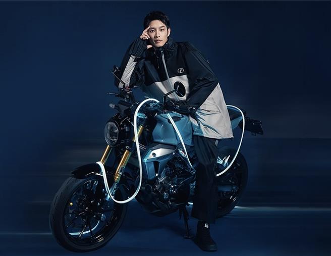 曹佑寧代言雨衣。（CHECK 2 CHECK提供）