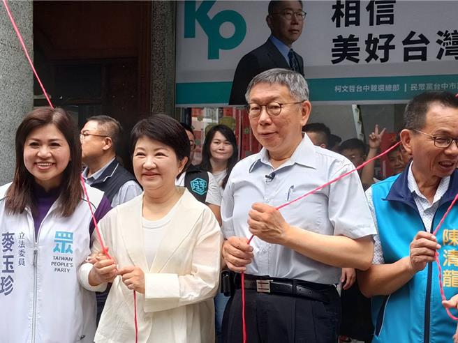 台中市长卢秀燕26日与民眾党主席柯文哲同框，引发延续「蓝白合」联想。（陈淑娥摄）