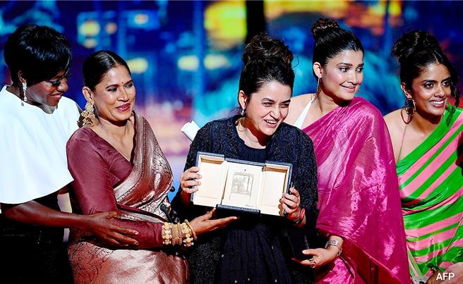 印度女导演帕亚尔卡帕迪亚（黑衣）以首部剧情片《你是我眼中的那道光》勇夺第77届坎城影展评审团大奖。（海鹏影业提供）