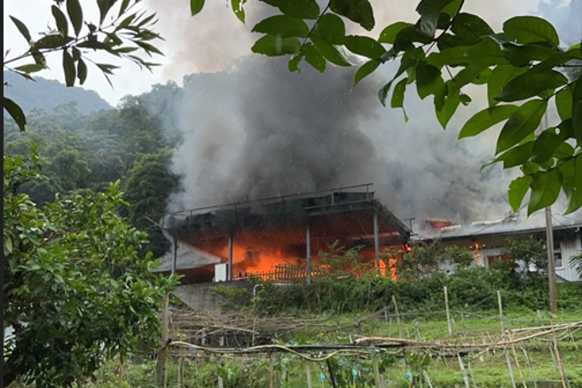 平时无人居住的山区平房，今天下午突然发生火警，火势相当猛烈，消防队到场灌救。（翻摄画面）