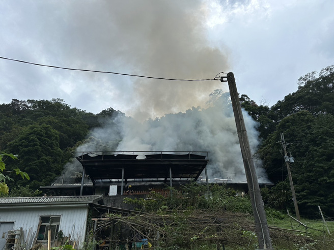 现场火势很快就被控制，详细起火原因还有待调查。（翻摄画面）