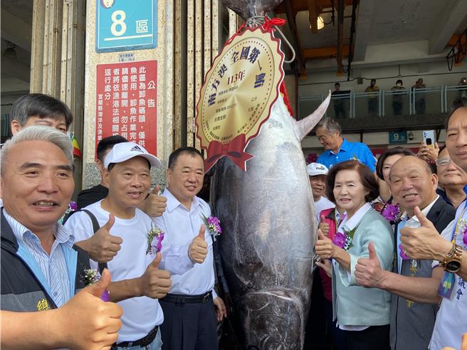 今年南方澳第一鲔拍卖价格创新高，近日却惊传黑鲔鱼价格大崩盘。（吴佩蓉摄）
