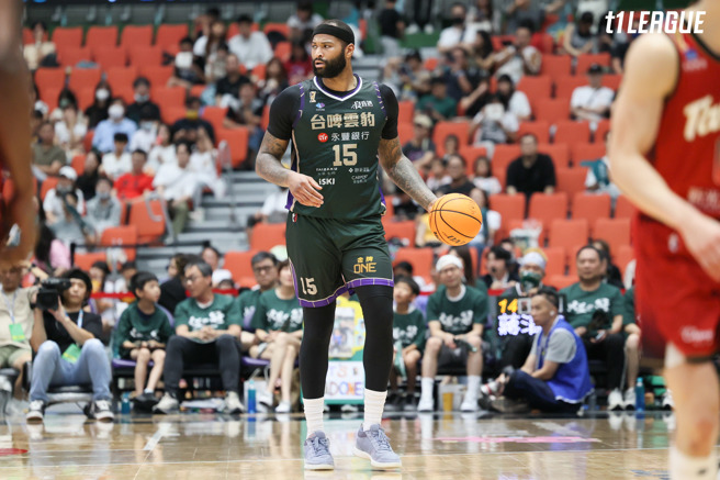 卡森斯26日貢獻27分、12籃板。(T1聯盟提供)