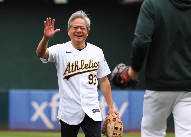 黄仁勋穿上93号球衣，在旧金山台湾日登场，进行球赛的开球仪式。（图/路透社）