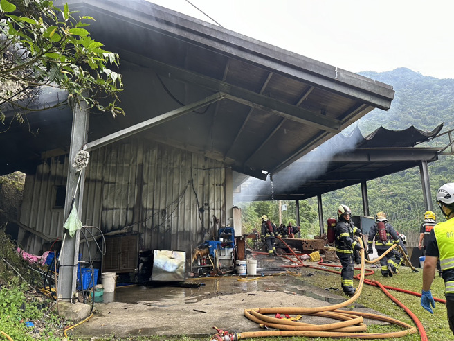 消防队在现场不断射水灌救。（翻摄画面）