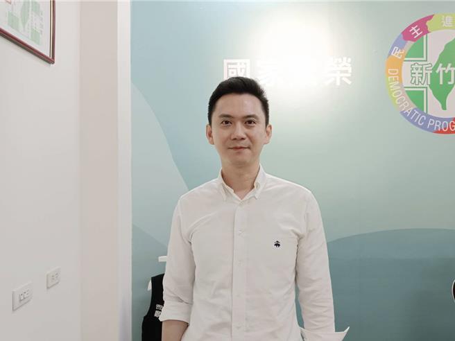 民进党新竹县党部主委郑朝方顺利连任，他表示将继续走在正确的道路上。（邱立雅摄）