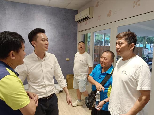 民进党新竹县党部主委选举结束后，不少支持者特意前来恭喜郑朝方（左二）连任。（邱立雅摄）