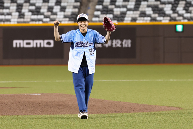 台灣桌球好手鄭怡靜26日來到台北大巨蛋為富邦悍將開球。（富邦悍將提供）